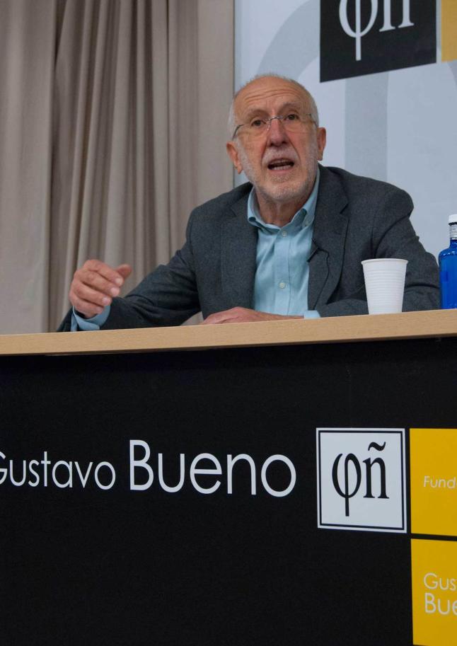 Carlos Dardé, ayer, durante su conferencia. Foto: Pedro H., La Nueva España reproduce foto de prensa